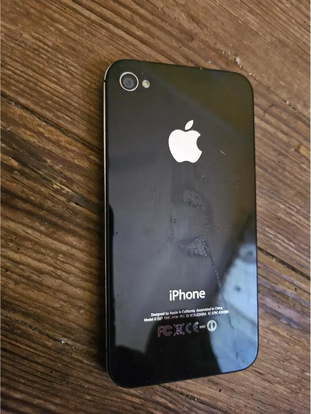 Apple iPhone 4 (i think) - black- charges and powers on. Working. Excellent